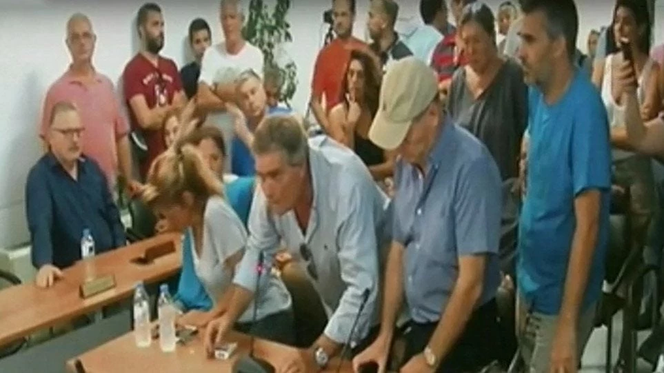 «Θα σου γ@μηθ@@, Ελα έξω ρε κότα, πού είναι ο Ψινάκης; Κάνει τσίρκο και σόου πάνω στα πτώματα» – Χαμός…